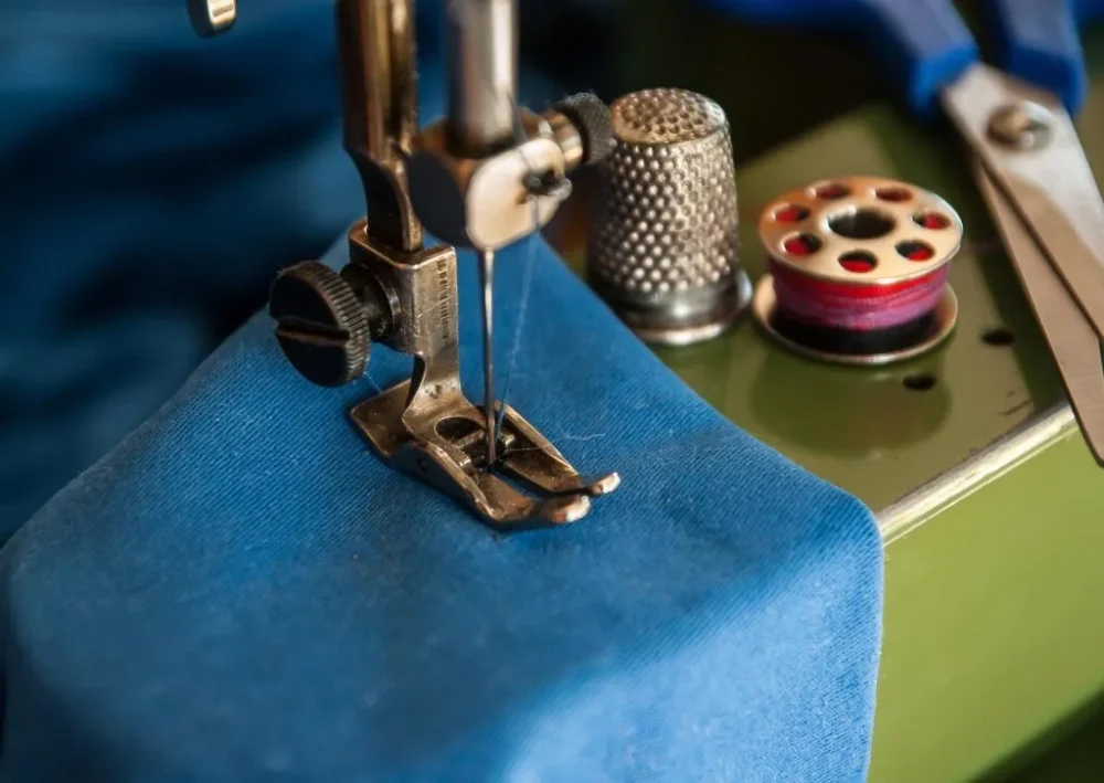 sewing-machine-1369658_1920-1024×726