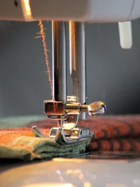 sewing-machine-1375795_1920-1024×732 